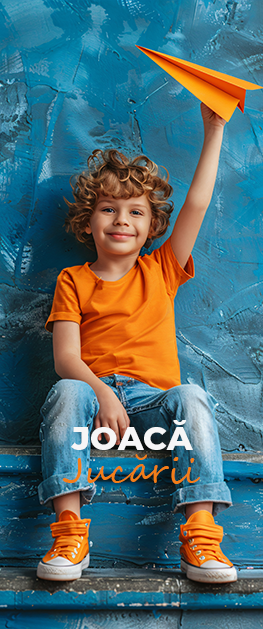 copil se joaca cu avion de hartie