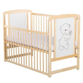 BabyNeeds - Patut din lemn Timmi 120x60 cm, Cu laterala culisanta, Din lemn de pin si mdf, Stabil si rezistent, Inaltime saltea reglabila pe 3 nivele, Laterala cu 3 bete detasabile, Natur