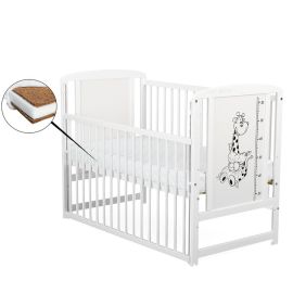 BabyNeeds - Patut din lemn Timmi Girafa 120x60 cm, Cu laterala culisanta, Din lemn de pin si mdf, Stabil si rezistent, Inaltime saltea reglabila pe 3 nivele, Laterala cu 3 bete detasabile, Alb + Saltea 10 cm