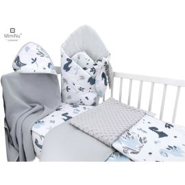 MimiNu - Set pentru bebelusi, 6+1 piese, Cu paturica de infasat, Prosop, Paturica, Cearceaf 120x60 cm, Fata de perna, Husa pilota, Jucarie textila senzoriala, Din bumbac certificat Oeko Tex Standard 100, 135x100 cm, Dino Granat