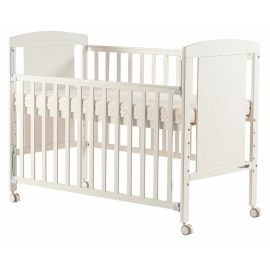 Patut cu laterala culisanta Mia, 120x60 cm, Din lemn de pin si mdf, Cu roti, Cu sina speciala pentru dentitie, Stabil si rezistent, Suport pentru saltea reglabil, FreeON, White