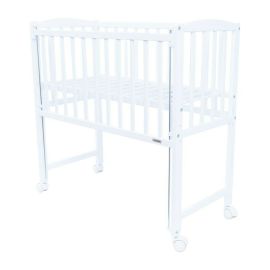 Patut din lemn certificat FSC cu laterala culisanta, Cu roti, 90x40 cm, Mateo, Conform cu standardele de siguranta EN 716-1:2008, EN 716-2:2008, New Baby, White