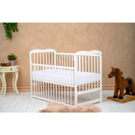 Qmini - Patut din lemn Agata 120x60 cm, Cu laterala culisanta, Din lemn de pin, Stabil si rezistent, Inaltime saltea reglabila pe 3 nivele, Laterala cu 3 bete detasabile, EN716-1, EN716-2, Alb + Saltea 12 cm