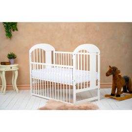 Qmini - Patut din lemn Julia II Elefantel 120x60 cm, Cu laterala culisanta, Din lemn de pin, Stabil si rezistent, Inaltime saltea reglabila pe 3 nivele, Laterala cu 3 bete detasabile, EN716-1, EN716-2, Alb