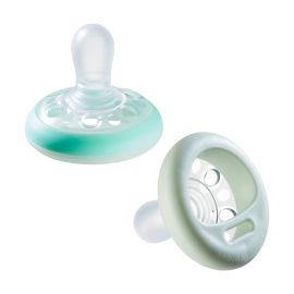Tommee Tippee Suzeta cu tetina asemanatoare sanului, lumineaza in intuneric, textura asemanatoare pielii, design ortodontic simetric, fara BPA, include cutie de sterilizare, 6-18 luni, 2 buc