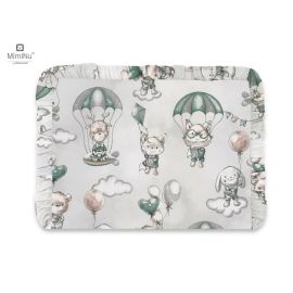 Perna clasica de dormit, MimiNu, Cu volanas, Cu husa detasabila cu fermoar, Din bumbac certificat Oeko Tex Standard 100, Pentru patut, carucior, balansoar, 30x40 cm, Parachutes Olive