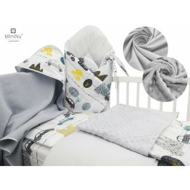 Set pentru bebelusi cu 6+1 piese, MimiNu, Cu paturica de infasat, Prosop, Paturica, Cearceaf 120x60 cm, Fata de perna, Husa pilota, Jucarie textila senzoriala, Din bumbac certificat Oeko Tex Standard 100, 135x100 cm, Childrens Journey Grey