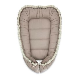 Cosulet bebelus, MimiNu, Premium, Pentru dormit, Baby Nest 55 x 75 cm, Cu Volanase si dantela, Husa 100% bumbac, Din bumbac certificat Oeko Tex Standard 100, Mocha